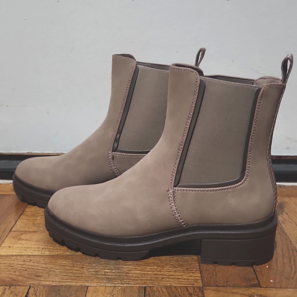 Boots Size 9 NWT